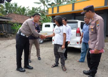 Polsek Nglegok Serahkan Barang Bukti Mobil Hasil Kejahatan Kepada Pemiliknya