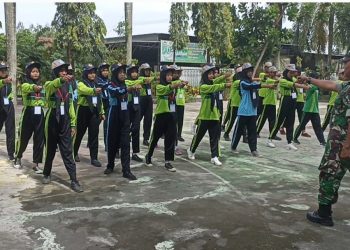 Tanamkan Disiplin Di Sekolah, Babinsa Koramil Sanankulon Latih Peraturan Baris Berbaris