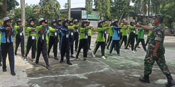 Tanamkan Disiplin Di Sekolah, Babinsa Koramil Sanankulon Latih Peraturan Baris Berbaris