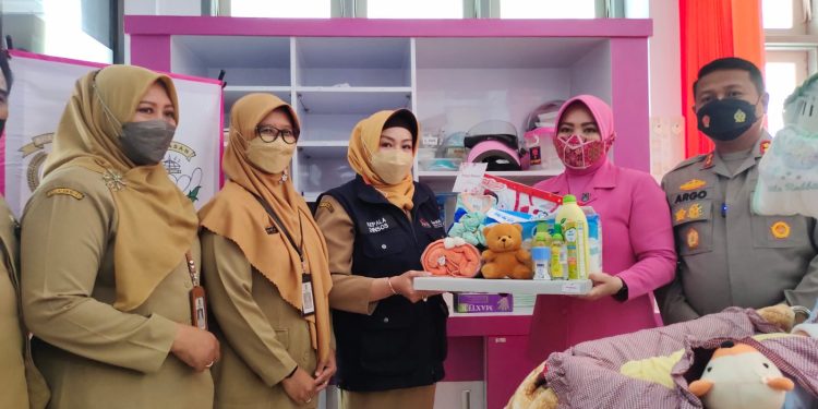 Kapolres Blitar Kota Jenguk Bayi Yang Dibuang Di Gazebo, Berikut Update Kasusnya