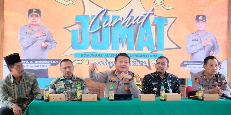 Laksanakan Jumat Curhat dengan Masyarakat Dayu Nglegok, Ini Harapan Kapolres Blitar Kota