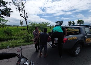 Anggota Polsek Udanawu Laksanakan TPTKP Laka Lantas Tabrak Lari Di Jalan Raya Desa Karangggondang.