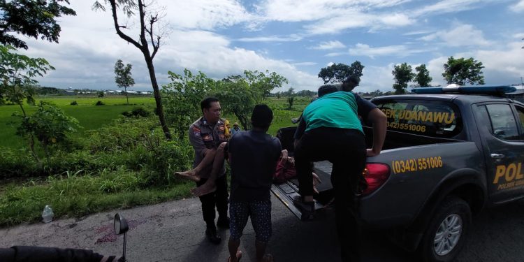 Anggota Polsek Udanawu Laksanakan TPTKP Laka Lantas Tabrak Lari Di Jalan Raya Desa Karangggondang.