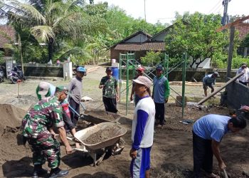 Bantu Atasi Kesulitan Warga Binaannya, Babinsa Koramil Sutojayan Selalu Hadir Di Tengah Masyarakat