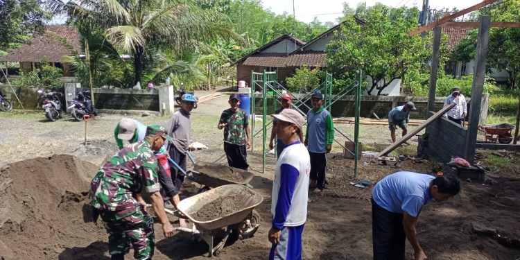 Bantu Atasi Kesulitan Warga Binaannya, Babinsa Koramil Sutojayan Selalu Hadir Di Tengah Masyarakat
