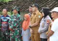 Ini yang di lakukan Babinsa 0812/01 Lamongan dalam bedah rumah kawedanan.