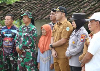 Ini yang di lakukan Babinsa 0812/01 Lamongan dalam bedah rumah kawedanan.