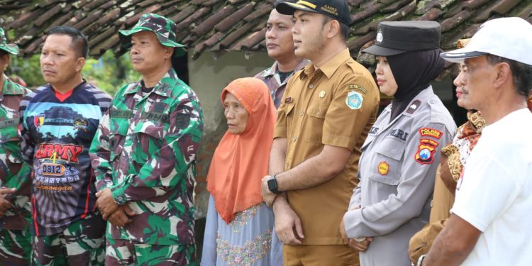 Ini yang di lakukan Babinsa 0812/01 Lamongan dalam bedah rumah kawedanan.
