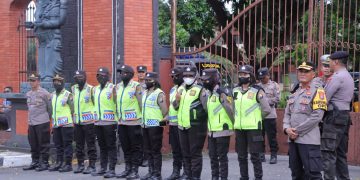 Polisi Amankan Aksi Unjuk Rasa PMII di Kantor DPRD Kediri*