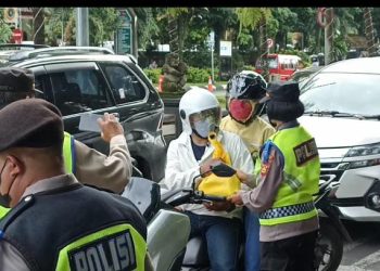Tertib Berlalulintas Operasi Keselamatan Agung 2023 Polres Tabanan Berikan Bunga Valentine