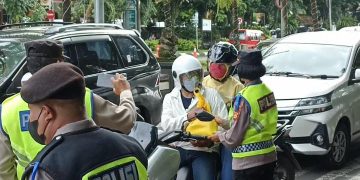 Tertib Berlalulintas Operasi Keselamatan Agung 2023 Polres Tabanan Berikan Bunga Valentine