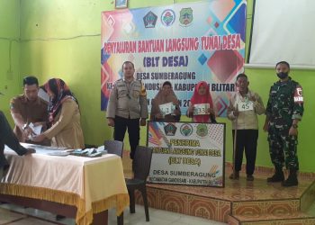 Pastikan Aman Dan Tepat Sasaran, Babinsa Koramil Gandusari Dampingi Pembagian BLT Desa