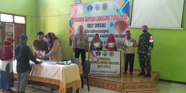Pastikan Aman Dan Tepat Sasaran, Babinsa Koramil Gandusari Dampingi Pembagian BLT Desa