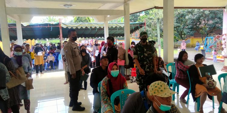 Babinsa Koramil Selorejo Bersama Tiga Pilar Dampingi Pembagian Sertifikat Tanah PTSL