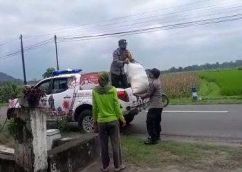 Bhabinkamtibmas Polsek Ponggok Peduli Bantu Warga Pencari Rumput