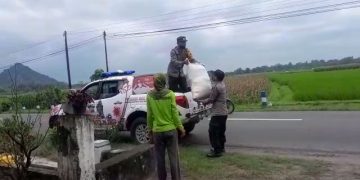 Bhabinkamtibmas Polsek Ponggok Peduli Bantu Warga Pencari Rumput