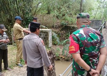 Kapolsek dan Danramil Udanawu Di Dampingi Bhabinkamtibmas melakukan pengecekan jembatan roboh di Desa Ringinanom