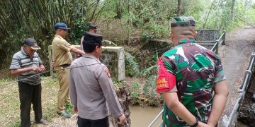 Kapolsek dan Danramil Udanawu Di Dampingi Bhabinkamtibmas melakukan pengecekan jembatan roboh di Desa Ringinanom