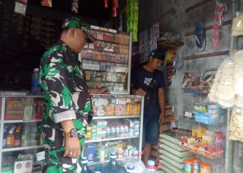 Terjun Langsung Ke Lapangan, Babinsa Koramil Ponggok Cek Harga Sembako Di Wilayah Binaannya