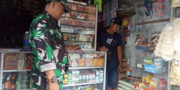 Terjun Langsung Ke Lapangan, Babinsa Koramil Ponggok Cek Harga Sembako Di Wilayah Binaannya