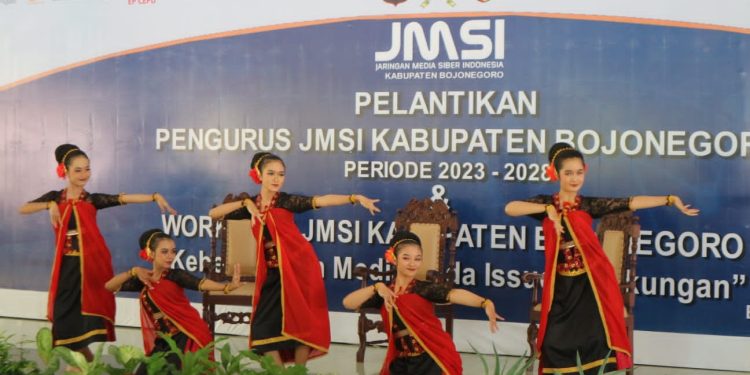 Tari Kreasi Geni Kahuripan UKM Kesenian Unigoro Meriahkan Acara Pelantikan JMSI kabupaten Bojonegoro