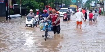 Polres Ponorogo Siagakan Personel 24 Jam Bantu Tangani Banjir