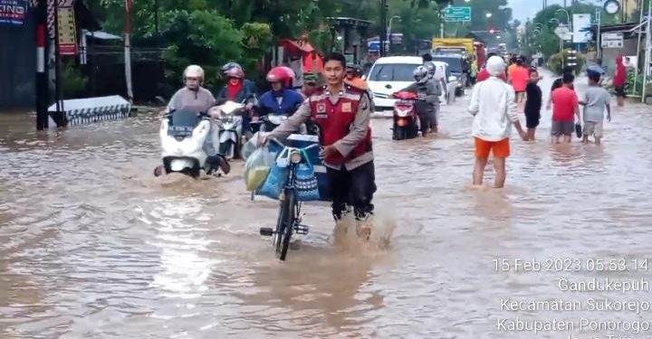 Polres Ponorogo Siagakan Personel 24 Jam Bantu Tangani Banjir