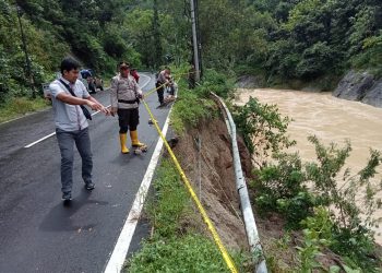 Gerak Cepat Polisi Bersama Tim TRC Kabupaten Pacitan Tangani Longsor