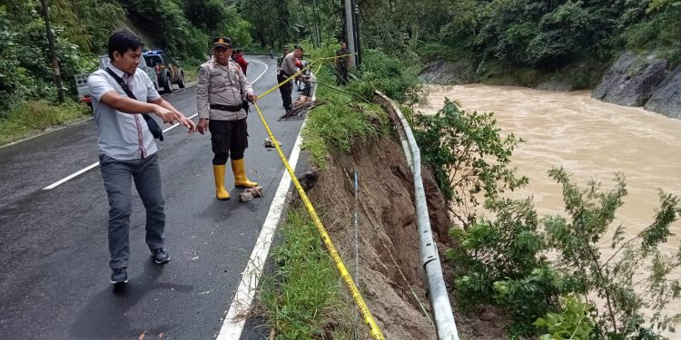 Gerak Cepat Polisi Bersama Tim TRC Kabupaten Pacitan Tangani Longsor