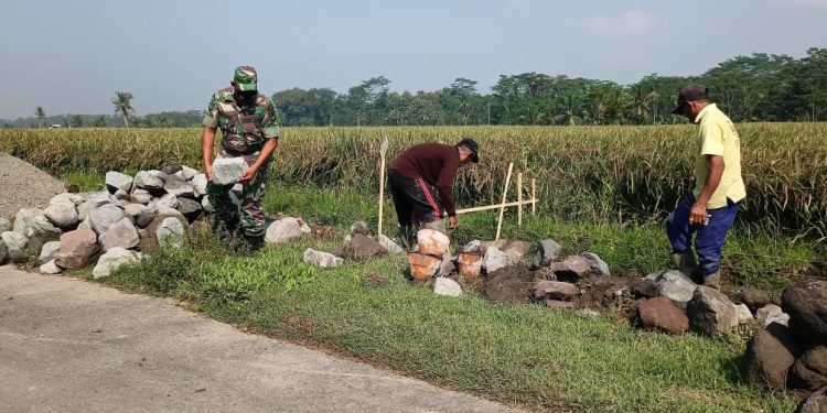 Selalu Hadir Di Tengah Tengah Masyarakat, Babinsa Koramil 0808/12 Wlingi Bantu Pembuatan Saluran Irigasi