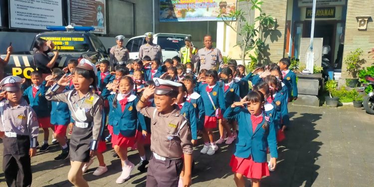 Polsek Baturiti Terima 45 Anak TK Dalam Acara Polisi Sahabat Anak
