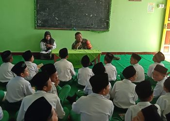 Tanamkan Karakter Kepada Generasi Muda, Anggota Koramil Wonodadi Laksanakan Program Babinsa Masuk Sekolah