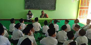 Tanamkan Karakter Kepada Generasi Muda, Anggota Koramil Wonodadi Laksanakan Program Babinsa Masuk Sekolah