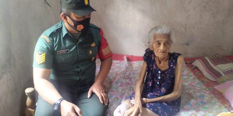 Wujud Perhatian Dan Kepeduliannya, Babinsa Koramil Gandusari Jenguk Warga Binaannya Yang Sakit