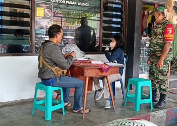 Dukung Vaksinasi Covid 19, Babinsa Koramil Wlingi Dampingi Warga Binaannya