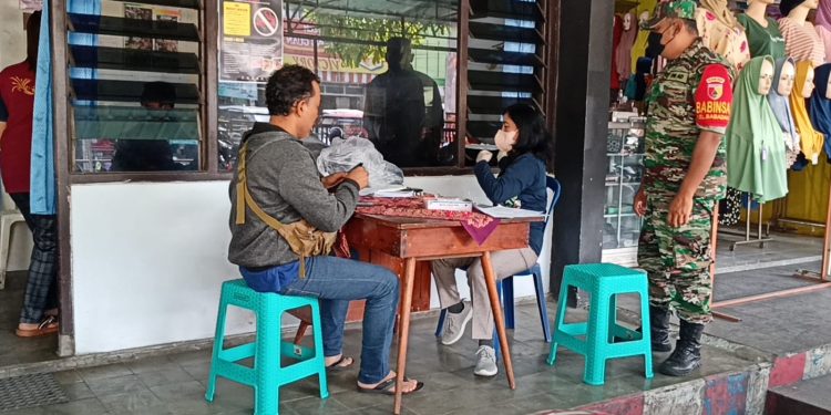 Dukung Vaksinasi Covid 19, Babinsa Koramil Wlingi Dampingi Warga Binaannya