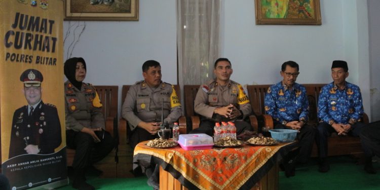 Melalui Jumat Curhat, Polres Blitar Dengarkan Curahan Warga