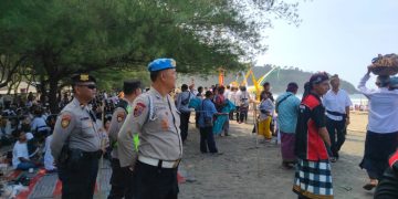 Peringati Upacara Melasti, Polres Blitar Kawal Jalannya Kegiatan*