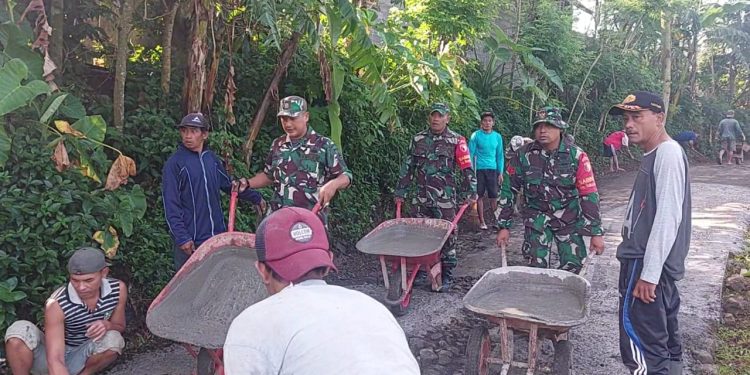 Tingkatkan Semangat Gotong Royong, Anggota Koramil Kesamben Bersama Warga Gelar Kerja Bakti Pengecoran Jalan