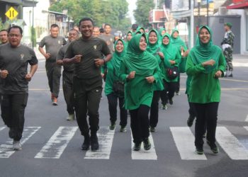 Wujudkan Keluarga Sehat, Dandim Dan Ketua Persit KCK Cabang XXII Gelar Olahraga Bersama Anggota