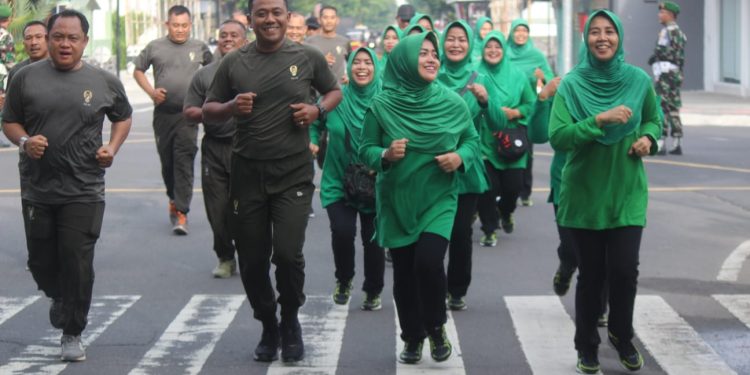 Wujudkan Keluarga Sehat, Dandim Dan Ketua Persit KCK Cabang XXII Gelar Olahraga Bersama Anggota