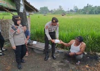 Indahnya Berbagi, Polisi Blitar Bagikan Takjil Gratis*