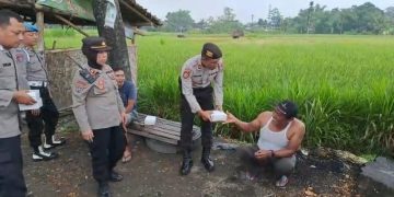 Indahnya Berbagi, Polisi Blitar Bagikan Takjil Gratis*