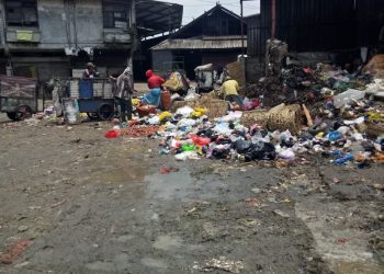 Jorok Sampah di Pasar induk Caringin Kota Bandung Menumpuk Hingga Timbulkan Bau Busuk.pemerintah kota tetap menaruh perhatian