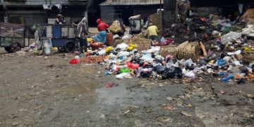 Jorok Sampah di Pasar induk Caringin Kota Bandung Menumpuk Hingga Timbulkan Bau Busuk.pemerintah kota tetap menaruh perhatian