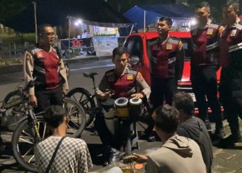 Unik, Dalmas Nyanyi Bersama Pengamen Jaga Ngawi