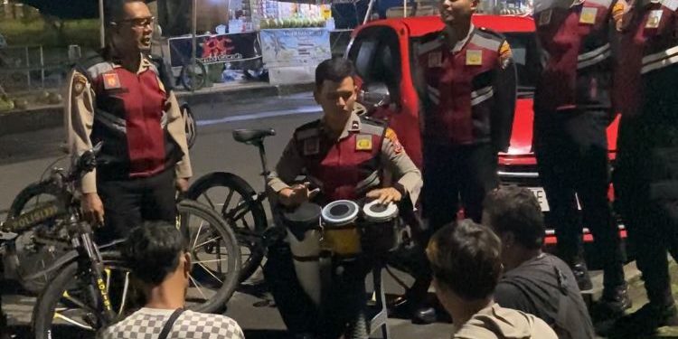 Unik, Dalmas Nyanyi Bersama Pengamen Jaga Ngawi