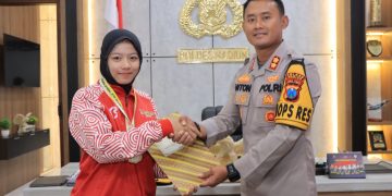 Berhasil Membawa Pulang Emas, Nadia Agis Dapat Penghargaan dari Kapolres Madiun