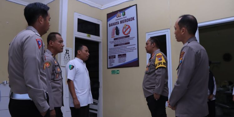 Kapolres Ngawi AKBP Dwiasi Wiyaputera, S.H, S.I.K, M.H melaksanakan pengecekan hasil renovasi ruangan dan kebersihan Mapolres Ngawi pada Senin, (27/03/2023)