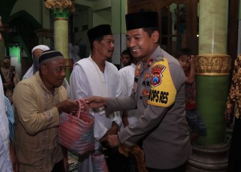 Wakapolres Ngawi Berbagi Bantuan Kemanusiaan untuk Negeri di Ramadan Berkah